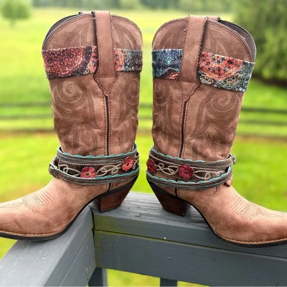 Durango Brown Heeled Boots with Embroidered Details - Picture 2 of 8